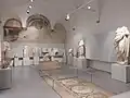 Sekce mramorových soch a mozaika na zemi