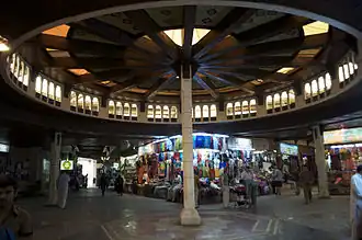 Tradiční bazar (tento v Matře) jsou v Ománu velmi běžné a v minulosti tvořily většinu ománské ekonomiky