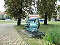 Venkovní expozice před vchodem do budovy
