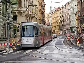 Tramvaj číslo 14 vyjíždějící z Myslíkovy na Masarykovo nábřeží