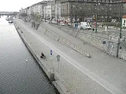 Vltavská náplavka v Praze u Rašínova nábřeží v Podskalí na Výtoni (2008)