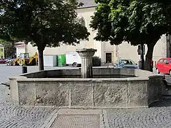 Náchod,_Masarykovo_náměstí,_kašna_01.jpg