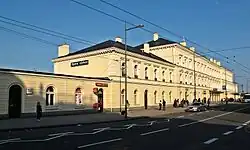 Nádražní budova z uliční strany