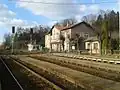 Pohled na staniční budovu směrem od kolejiště, březen 2015