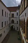 Nádvoří radnice s arkádou s lomenými oblouky