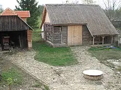 Nádvoří venkovné usedlosti.jpg