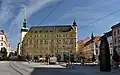 Náměstí od jihu. Vpravo vpředu žulový hodinový stroj, vpravo vzadu Palác šlechtičen, uprostřed Skácelova kašna, v pozadí věž kostela sv. Jakuba