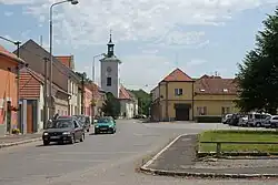 Pohled z náměstí A. Dvořáka ke kostelu Narození sv. Jana Křtitele