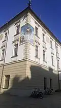 Nároží radnice se slunečními hodinami (po rekonstrukci v roce 2020)