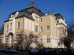 Národní dům Karlín, z Hybešovy ulice.jpg