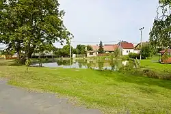 Náves s rybníkem
