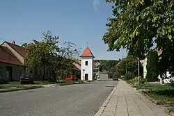 Náves se zvonicí