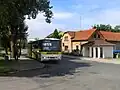 Karosa C 954 v reklamním nátěru reklamního časopisu Annonce na návsi v Němčicích, červenec 2009