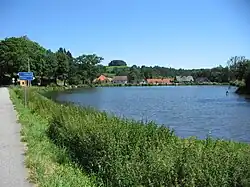 Rybník uprostřed vsi