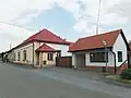 Autobusová zastávka a bývalá hospoda (?)
