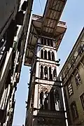 Novogotický výtah Santa Justa. Most vede na náměstí Carmo