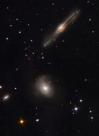 NGC 678 (nahoře), NGC 680 (uprostřed), IC 1730 (menší vlevo dole) (Mount Lemmon SkyCenter)