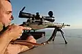 Americký námořník zaměřující s M14 DMR