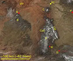 B = umístění Black Mesa na satelitním obrázku NASA severovýchodu Arizony