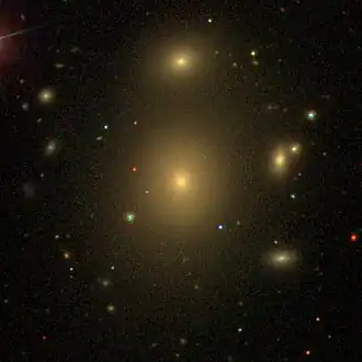 NGC 3842 (uprostřed), NGC 3841 (nahoře)