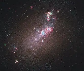 Galaxie NGC 4214 - fotografie ve viditelném a blízkém infračerveném spektru z přístroje WFC3 Hubbleova vesmírného dalekohledu. Autor: NASA, ESA.