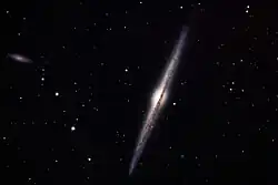 NGC 4565 a mnohem menší NGC 4562. 24palcový dalekohled na hoře Mt. Lemmon, AZ.