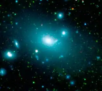 Obří eliptická galaxie NGC 4889 na snímku ze Spitzerova vesmírného dalekohledu. Autor: Sloan Digital Sky Survey/Spitzerův vesmírný dalekohled.