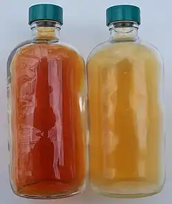 NO2 (vlevo) a N2O4 (vpravo)