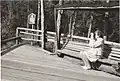 Lavička před jezírkem