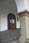 Podloubí bývalé ubytovny v Hradební ulici s prvky socialistického realismu