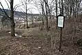Vlevo od cedule roste nová lípa, zasazená v roce 1985