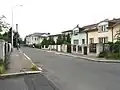 Ulice Na příčce - typická ulice na Lhotce