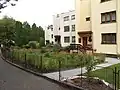 Zaddní strany domů se zahrádkami
