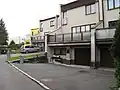 Jiný pohled na přední strany domů