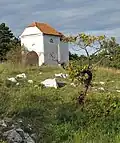 Kaple a pohled směrem k zalesněné části