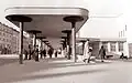 Kolonáda sjednocených hřibových střech před nádražím, Maribor, Slovinsko, architekt Milan Černigoj 1953–1955