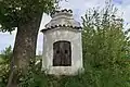 Výklenková kaplička nad obcí cestou z Krušlova