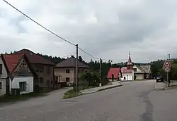 Střed s autobusovou zastávkou a kaplí