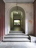 Jeden z portálů ve vnitrobloku
