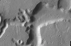 Údolí Nanedi Valles (Themis)