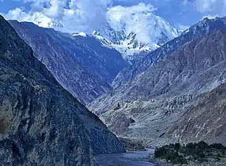 Soutěska Indu vzniká, když se řeka Indus ohýbá kolem masivu Nanga Parbat, který se tyčí vzadu a vymezuje západní kotvu pohoří Himálaj.