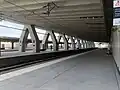 Částečně zakryté nástupiště u koleje F