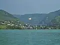 Pohled na celé údolí s jezerem Nantua a mostem v pozadí.