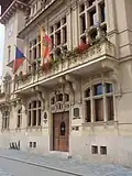 Vyvěšení žlutočervené bikolóry se znakem na budově Městského úřadu Napajedla 5. července 2019