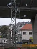 Nezvyklá kombinace napínáků obou typů na jednom sloupu