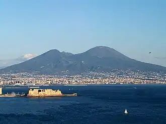 Pohled z neapolské čtvrti Posillipo. Vlevo od kuželu Vesuvu je patrný hřeben hory Monte Somma.