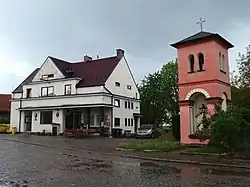 Obecní úřad a kaplička se zvonicí