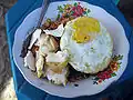 Nasi goreng s kuřecím masem a sázeným vejcem z Bali