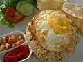 Nasi goreng s nasolenou rybou a smaženým vejcem