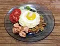 Nasi goreng s krevetami a sázeným vejcem – typická indonéská snídaně